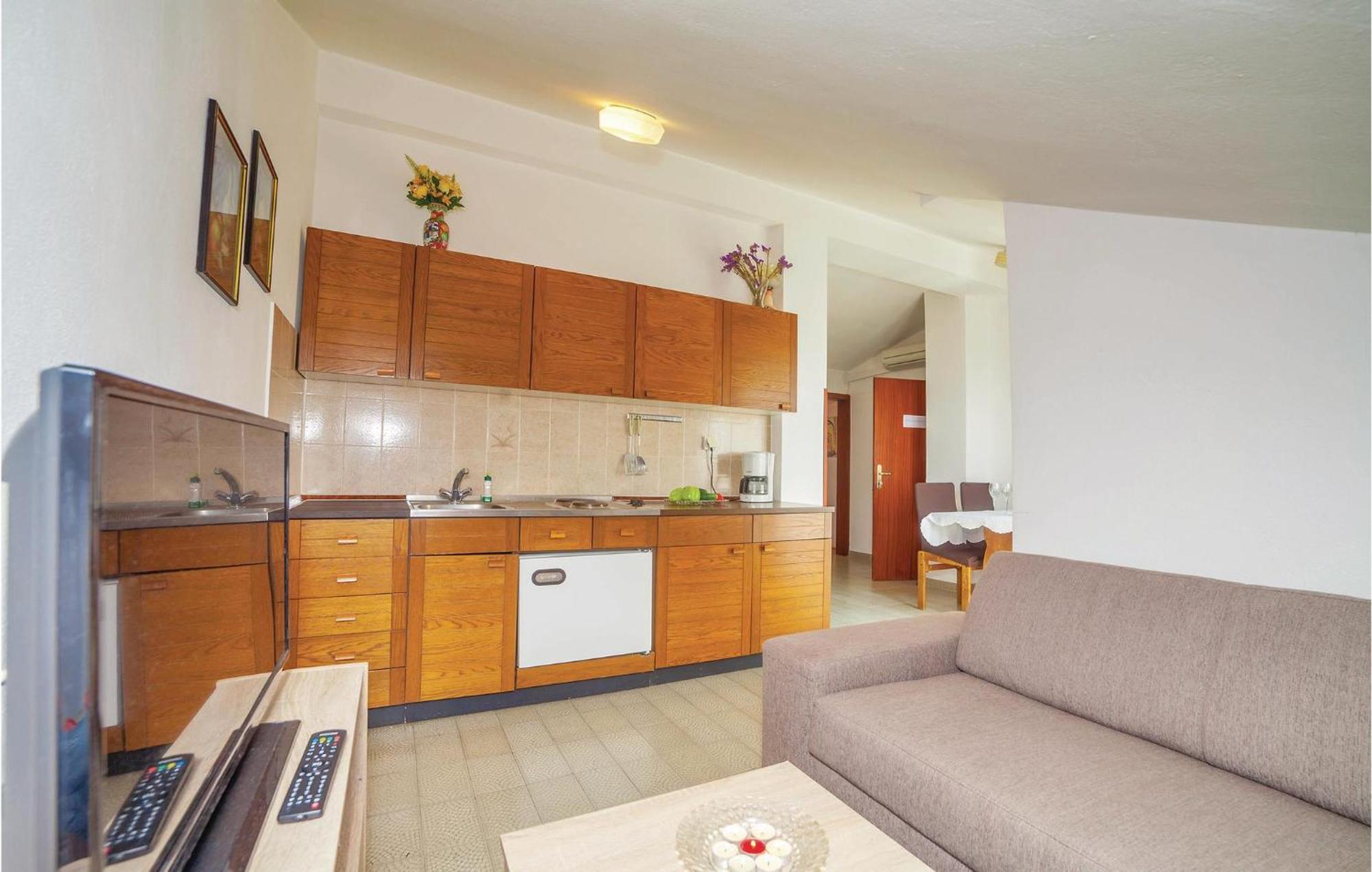 2 Bedroom Amazing Apartment In 크리크베니카 외부 사진
