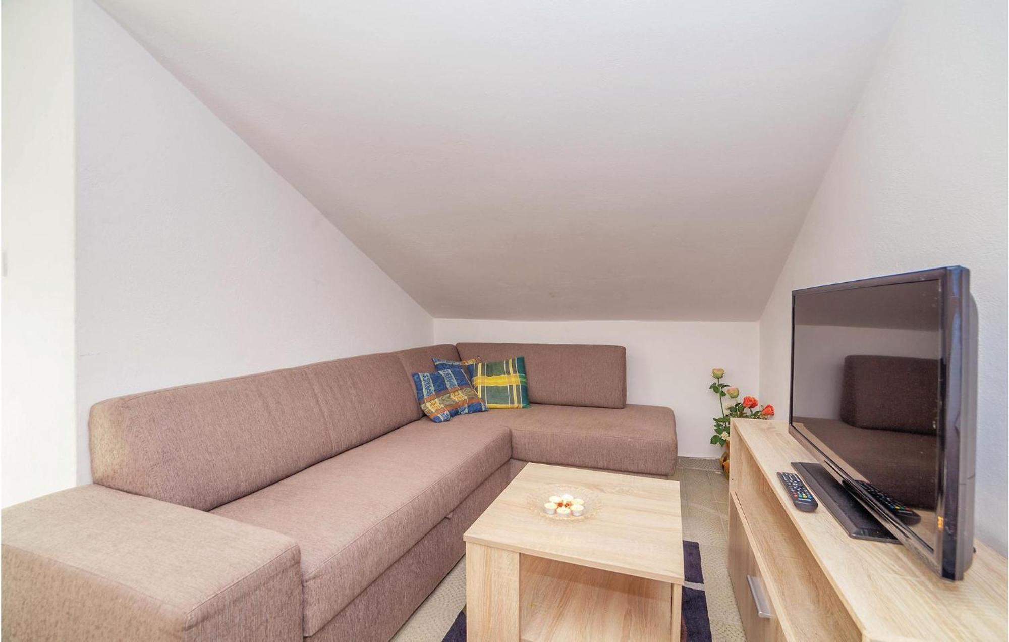 2 Bedroom Amazing Apartment In 크리크베니카 외부 사진