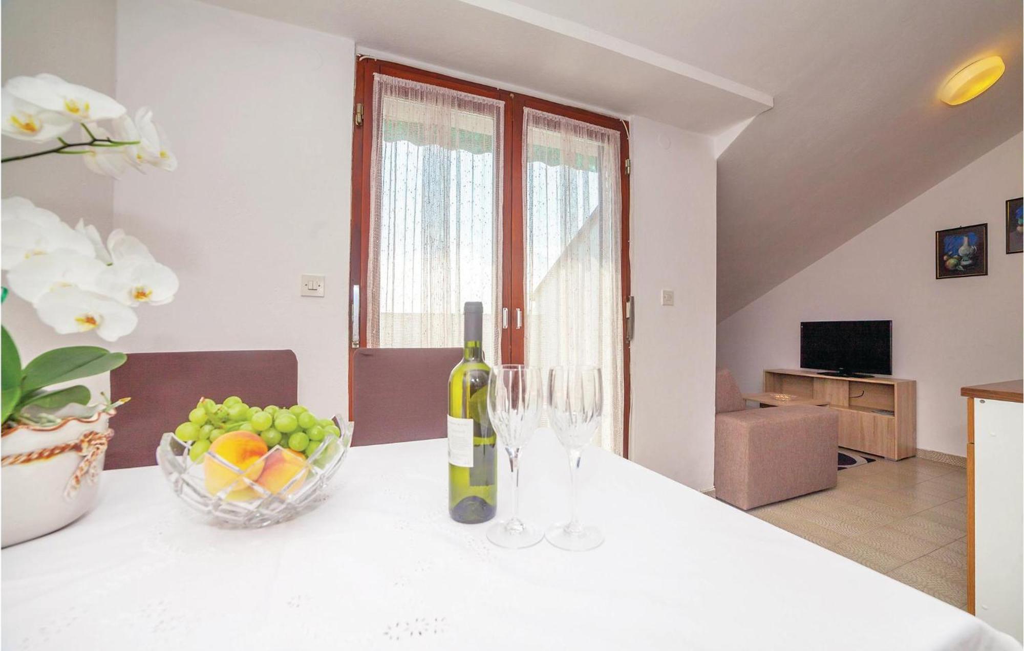 2 Bedroom Amazing Apartment In 크리크베니카 외부 사진