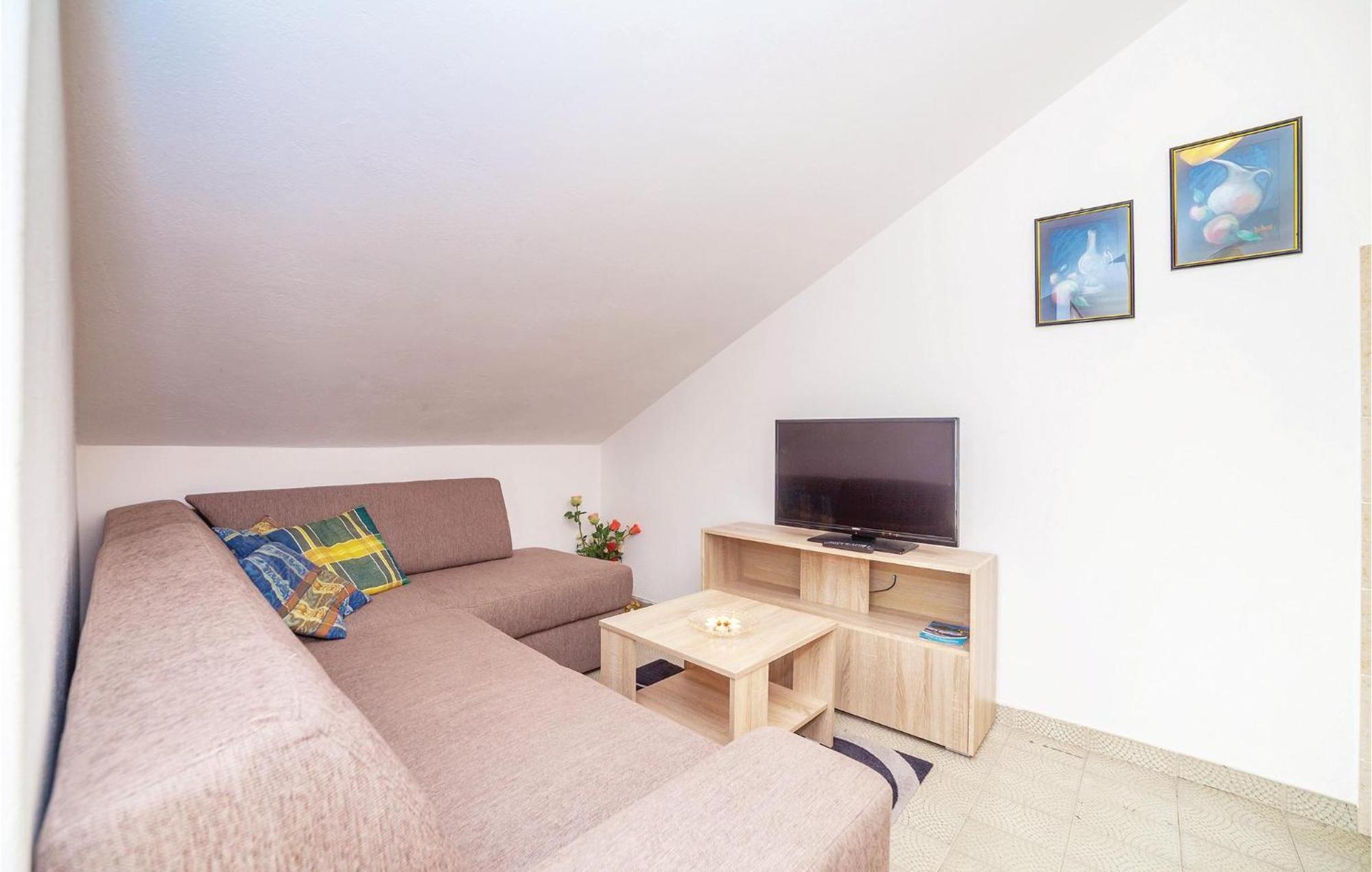 2 Bedroom Amazing Apartment In 크리크베니카 외부 사진
